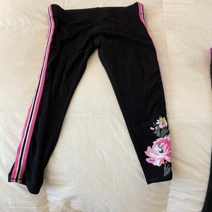 Never worn! Wide waist banded capri leggings.